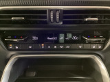 温度の設定のみで快適な風量やモードなどを自動調整してくれるフルオートエアコンを装備!