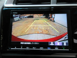バックカメラの画像です。ガイドラインがスムースな車庫入れをサポートいたします。車庫入れの安心感がアップしますね。