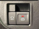 指先だけで簡単に操作が可能な電動パーキングブレーキを採用。「HOLD」スイッチを押すと、渋滞や信号待ちなどでブレーキペダルから足を離しても、ブレーキを保持するので安心です