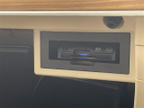【ETC】有料道路を利用する際に料金所で停止することなく通過できる、ETC車載器(ノンストップ自動料金収受システム機器)が装備されています。セットアップを行うことで利用可能になります。