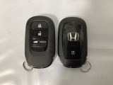 スマートキーを装備しています。鍵を差し込むことなくドアロックの開け閉めと、スタートボタン操作でのエンジンスタートができます。ボタン操作でトランクが開けられる電動テールゲートのボタンもついています。