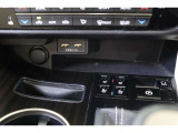 給電用USBポートが装備されています。iPhoneやスマートフォンの充電など、車内にあると便利なアイテムのひとつですね! 充電中のスマホなどの置き場に便利なポケットも備えています。