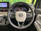 インテリアに合わせたデザインのステアリングは、運転される方のことも考え、運転しやすい形状、大きさです。是非一度、実際に触ってお確かめください。