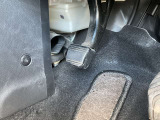 パーキングブレーキは足踏み式。