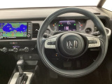 【ハンドル】運転にかかわる様々な操作を安全に行えるように視点移動が少なく操作性に配慮されたスイッチ類が凝縮されたコックピットです。