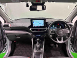 SUVならではのアイポイントの高さが,見晴らしのよさに貢献。フロントウインドゥにUVカット遮音ガラス・フロントドアにもUVカットガラスを採用。