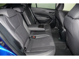 リアシートのセンターアムレストには2つのカップフォルダーつきで、車内全員がゆったりお過ごしいただけます!!