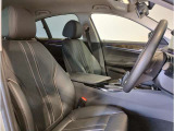 【コックピットシート】BMW車の主役席。車体中央にくる様に配置し車両重心とが一致する事でドライバーと車との一体感あるドライビングを実現。人間工学に基づき形成した形状が長時間のドライブ疲労も軽減します!