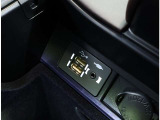 USB Type-A(2個)/AUX(音声)入力端子(フロントセンターコンソールボックス内)