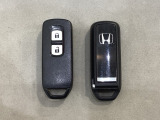 スマートキーを装備しています。鍵を差し込むことなくドアロックの開け閉めと、スタートボタン操作でのエンジンスタートができます。スペアキーも同じものを用意しております。