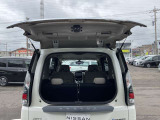 セレナ自慢のデュアルバックドア。奥行きの狭い駐車場でも、荷物の出し入れが可能です!