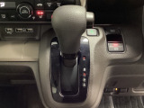 CVT車のセレクトレバーです。低速から高速まで、変速ショックのないスムーズな走りと、エンジン効率のよい領域を維持して燃費にも貢献します。サイドブレーキはスイッチ操作の電子制御パーキングブレーキです。