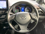 インテリアに合わせたデザインのステアリングは、運転される方のことも考え、運転しやすい形状、大きさです。是非一度、実際に触ってお確かめください。