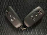 電子カードキーを携帯していれば、ドアハンドルやバックドアのリクエストスイッチを押すだけでドアの施錠・解錠が出来ます♪もちろん 遠隔操作も可能です!盗難防止のイモビライザー機能装備ですよ ☆
