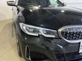BMWレーザーライト:ハイビーム店頭時の照射距離を従来のロービームの約2倍に相当する最長600mまで可能にします。アクティブヘッドライトが含まれ、ブルーのデザインアクセントも装備されます。