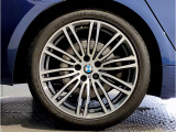 【BMWアロイホイル】軽量かつ強度に拘ったアロイホイル。走行性能ポテンシャルを引き出す設計。車の足元を引き締めてくれる大きなポイントはアロイホイルです。