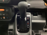 CVT車のセレクトレバーです。低速から高速まで、変速ショックのないスムーズな走りを実現するとともに、エンジン効率のよい領域を維持することで燃費にも貢献します。