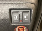 リアドアは乗り降りに便利な両側電動スライドドアです。また運転席に座っていながらスイッチ操作で自在にスライドドアを開け閉めできます。