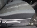 運転席にはシートリフターが付いていますので座高にあわせてドライビングポジションが決められます。
