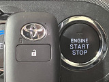 【キーフリーシステム】カバンやポケットに入れたままでもドアの施錠・解錠が可能なスマートキーを装備。エンジンのオン・オフ時もカギを取り出す必要が無いからとっても便利です♪