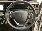 ハンドルにHondaセンシング系のクルーズコントロールやレーンキープアシストなどのスイッチと、オーディオの操作スイッチが装備されています。ハンドルから手を離さず安全に操作できます。