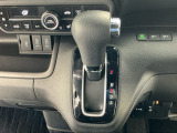 オートマチックシフトレバーは、手になじみ操作しやすい形状で安全運転にもつながります♪