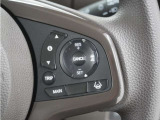 ◆アダプティブクルーズコントロール◆予め設定した車速内でクルマが自動的に加減速。前走車との適切な車間距離を維持しながら追従走行します。【LKAS】車線維持支援システムでステアリング操作を支援。
