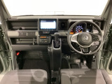 車内は光触媒抗菌消臭施工済です。インパネ周りはスタイリッシュなデザインです。グローブボックスやカップホルダーのほかにトレーなどたくさんの収納スペースが付いています。