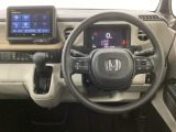 【ハンドル】運転にかかわる様々な操作を安全に行えるように視点移動が少なく操作性に配慮されたスイッチ類が凝縮されたコックピットです。