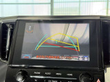 【バックガイドモニター】車両後方の映像をナビ画面に表示し、駐車などの後退操作をサポートします。