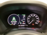 ハイブリット車専用のメーターです。右側の大型スピードメーターに加え、ステアリングスイッチを使って左のマルチインフォメーション・ディスプレイで燃費や動力伝達などの情報が見れるようになっています。