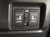 【両側パワースライドドア】両側がパワースライドドアになっており、運転席のスイッチやスマートキーでも開閉が可能です!開口部も広いので乗り降りも楽々♪