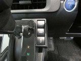 トラクションコントロール装備です。すべりやすい路面での発進時や加速時にタイヤの空転を抑え、駆動力確保に貢献する機能です。詳細は販売店スタッフまでおたずねください。