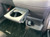 収納式ドリンクホルダーは、運転席・助手席どちらからも手が届きやすく、使いたい時にサッと引き出せる便利な仕様です。