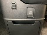 アクセサリーソケットはUSBのアダプターなどをつければ、スマホの充電にも使えます。