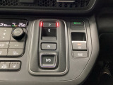 操作しやすいインパネシフトに加え、電子パーキングブレーキを採用。足元まわりがすっきりしており、前席の移動や乗り降りもしやすいレイアウトです。