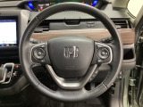 ハンドルにHondaセンシング系のクルーズコントロールやレーンキープアシストなどのスイッチと、オーディオの操作スイッチが装備されています。ハンドルから手を離さず安全に操作できます。