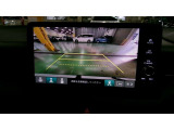 バックカメラの画像です。ガイドラインがスムースな車庫入れをサポートいたします。車庫入れの安心感がアップしますね。