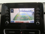 車両後方の映像を映すバックモニター。進路を確認しながら安全に車庫入れできます。