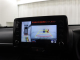 車体の前後左右に設置されたカメラにより、リアルタイムで安全確認ができるところが大きな魅力。十字路や駐車場、狭い路地での走行など、死角ができやすい場面で力を発揮します。