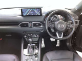 運転席周りのレイアウトをご覧ください。ナビゲーションが綺麗に装着されすっきり収まってますね!