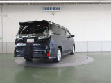 リヤサスペンションは、高級車の定番ダブルウィッシュボーンを採用。優れたコーナリングと乗り心地を実現。