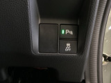 VSA装備車です。VSAはドライバーの操作と車の動きを見守っています。もし車の挙動が乱れたとき、4輪別々にブレーキをかけたり、エンジンパワーをしぼることによって車を安定させます。