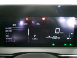 右側に大きく見やすいスピードメーター左側ディスプレイには運転支援システム等を表示