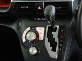 車内を快適に、オートエアコンを装備しています。