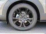 18インチ純正アルミホイールを装備。タイヤサイズは215/55R18となります。