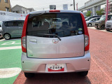 コーナーセンサーをクルマの後方に装備。障害物までの距離に応じて警告音を変えてお知らせしてくれます。