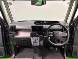 360&deg;UV&IRカット機能ガラス採用。見易い計器類と運転し易いレイアウトのドライビングポジションは、極細Aピラーの採用で視角も少なく前方&左右の見切りが良く安心して運転できます。