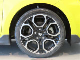 純正のアルミホイール装着車です。タイヤサイズは195/45R17です。