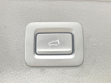 【パワーバックドア】スマートキーや運転席のボタンを押すだけでリアゲートが自動で開閉します!荷物を持っている時や、高い位置にあるバックドアを閉める際に便利な機能です♪